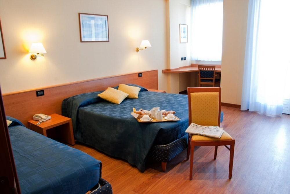 Hotel Touring Falconara Marittima Esterno foto