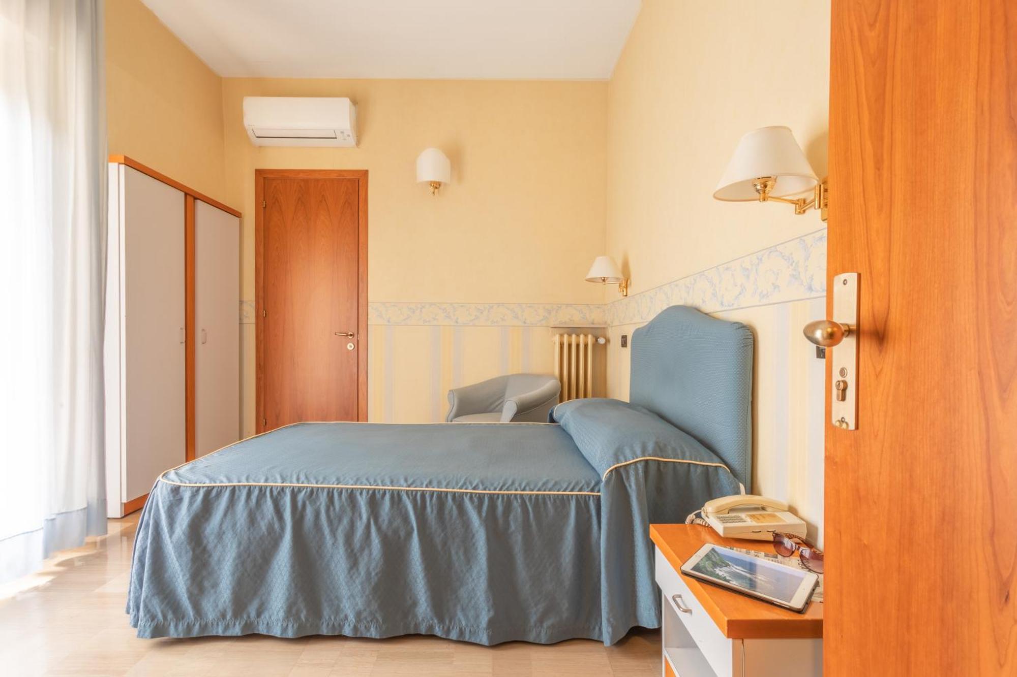 Hotel Touring Falconara Marittima Esterno foto