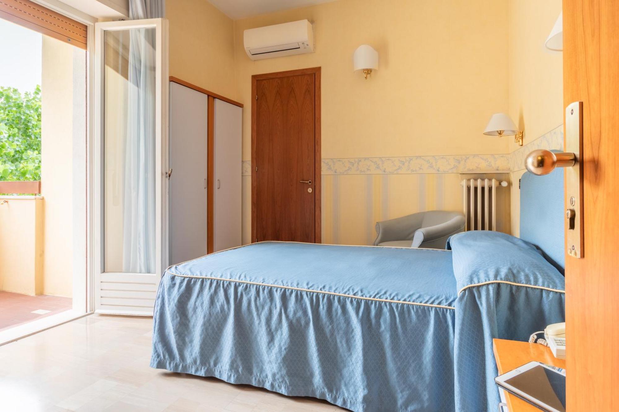 Hotel Touring Falconara Marittima Esterno foto