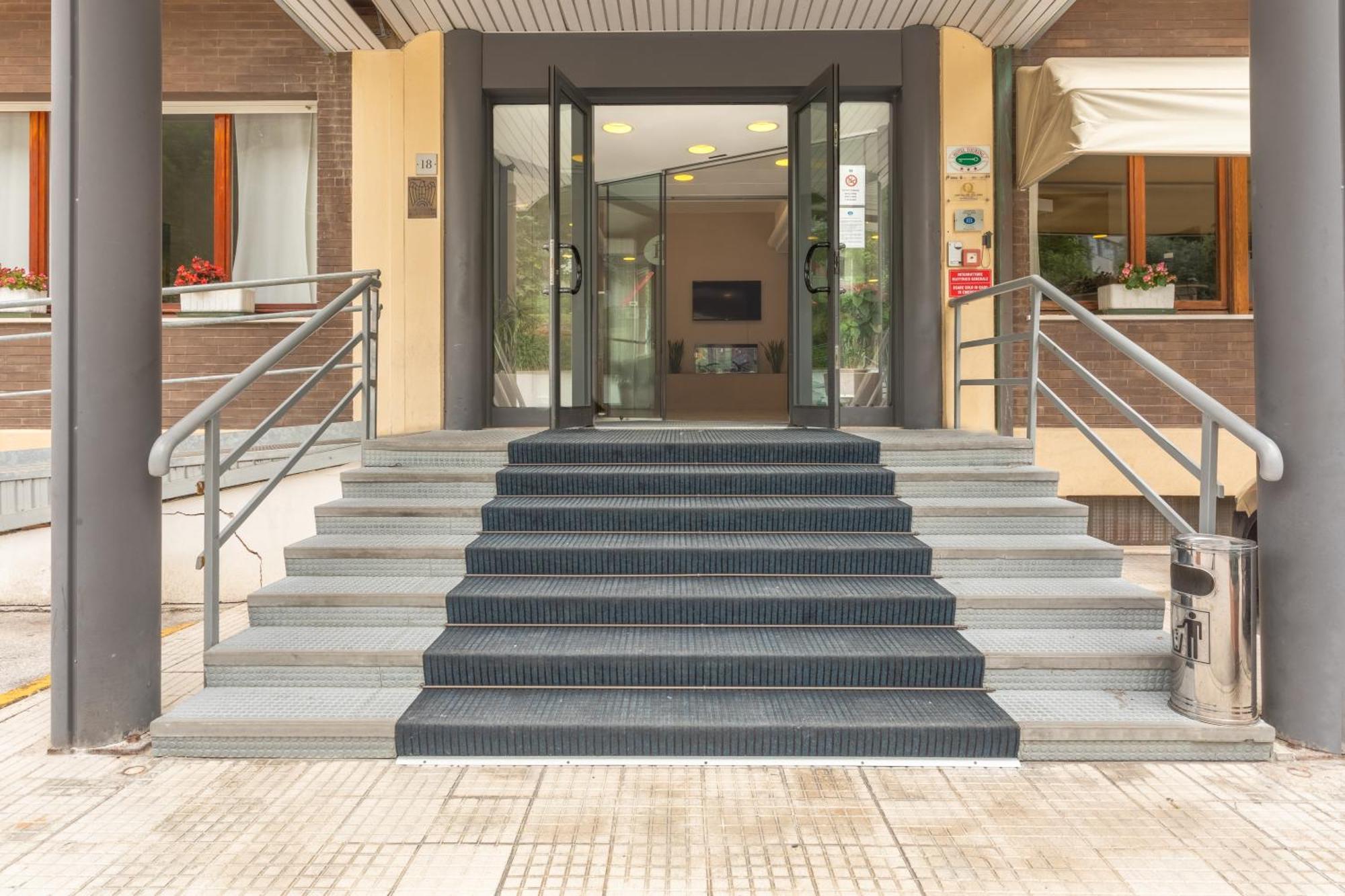 Hotel Touring Falconara Marittima Esterno foto